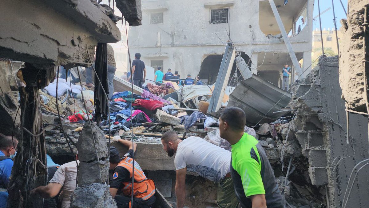 لم يتوقف الاحتلال عن المجازر والإبادة الجماعية ... طائرات الاحتلال الإسرائيلي تقصف منزل على ساكنيه في غزة 🇵🇸