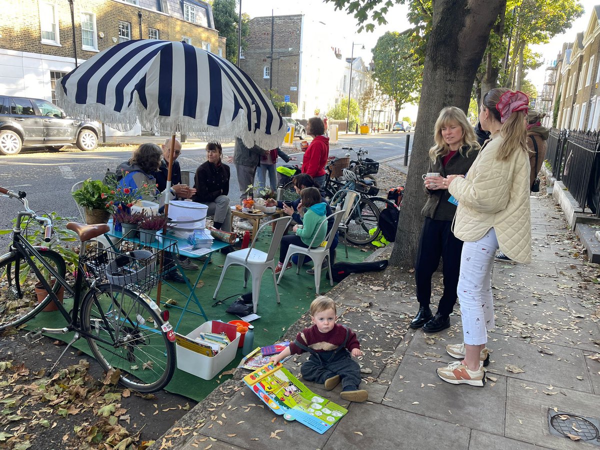 Our lovely Pop-up #Parklet brought our street to life. 
Kerbside space for #people
What a wonderful way to spend a Sunday afternoon.💚

@inspire @barnsbury @canonbury <a href="/air_parents/">Islington Clean Air Parents</a> @islingtonLiving
@Islingtonbc <a href="/RowChampion/">Rowena Champion</a> <a href="/prafulnargund/">Praful Nargund</a> <a href="/CarolineRussell/">Caroline Russell</a> <a href="/jilanichy/">Jilani Chowdhury</a> #community 
🧵