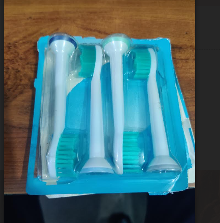 kisuoloves's tweet photo. Bought brush heads from @Flipkart... got a different product item. It is not a care smith brush head but another. Can't even return. Fraud e-commerce site display wrong images and send the wrong product. It doest not fit my brush. https://t.co/PVPpYyej1G