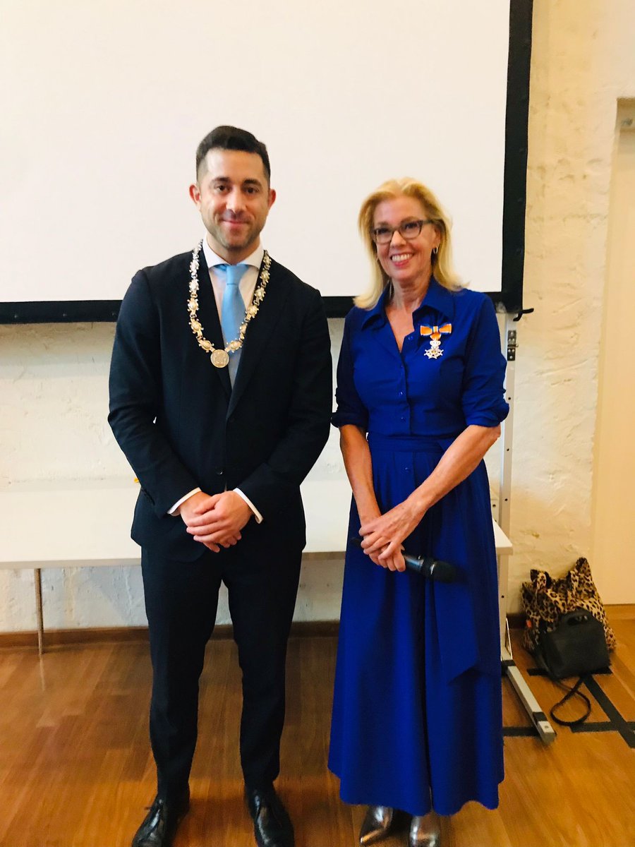 👑 Dorenda van Dijken is zojuist benoemd tot Ridder in de Orde van Oranje Nassau. Zij kreeg deze onderscheiding voor haar jarenlange inzet om de menopauze bespreekbaarder te maken.