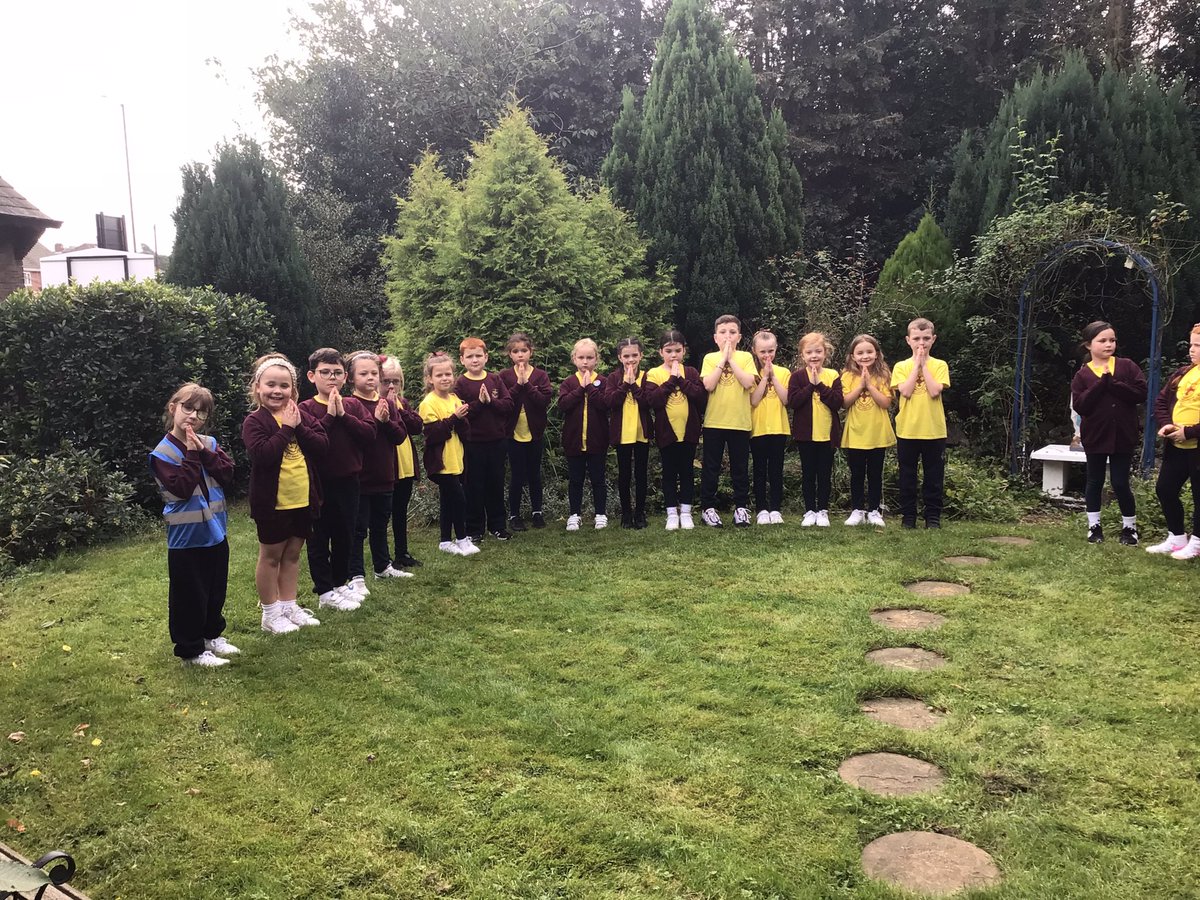 Year 3 enjoyed a lovely walk to our church garden to visit the statue of Mary to celebrate the month of The Month Of Mary 💙🙏🏼  #october #monthofmary #marystatue