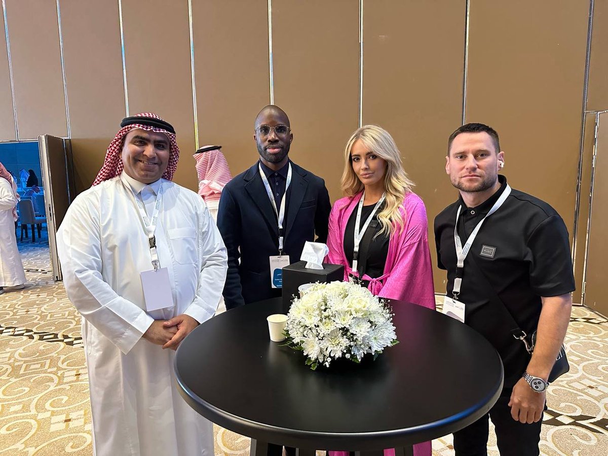 💚 It was a pleasure to meet <a href="/HmdAlsma/">عبدالرحمن حمد السماعيل</a>, GM of the <a href="/MonshaatSA/">منشآت | Monshaat</a> TOMOH program

BTW 'TOMOH' stands for 'Ambition' in Arabic 📈