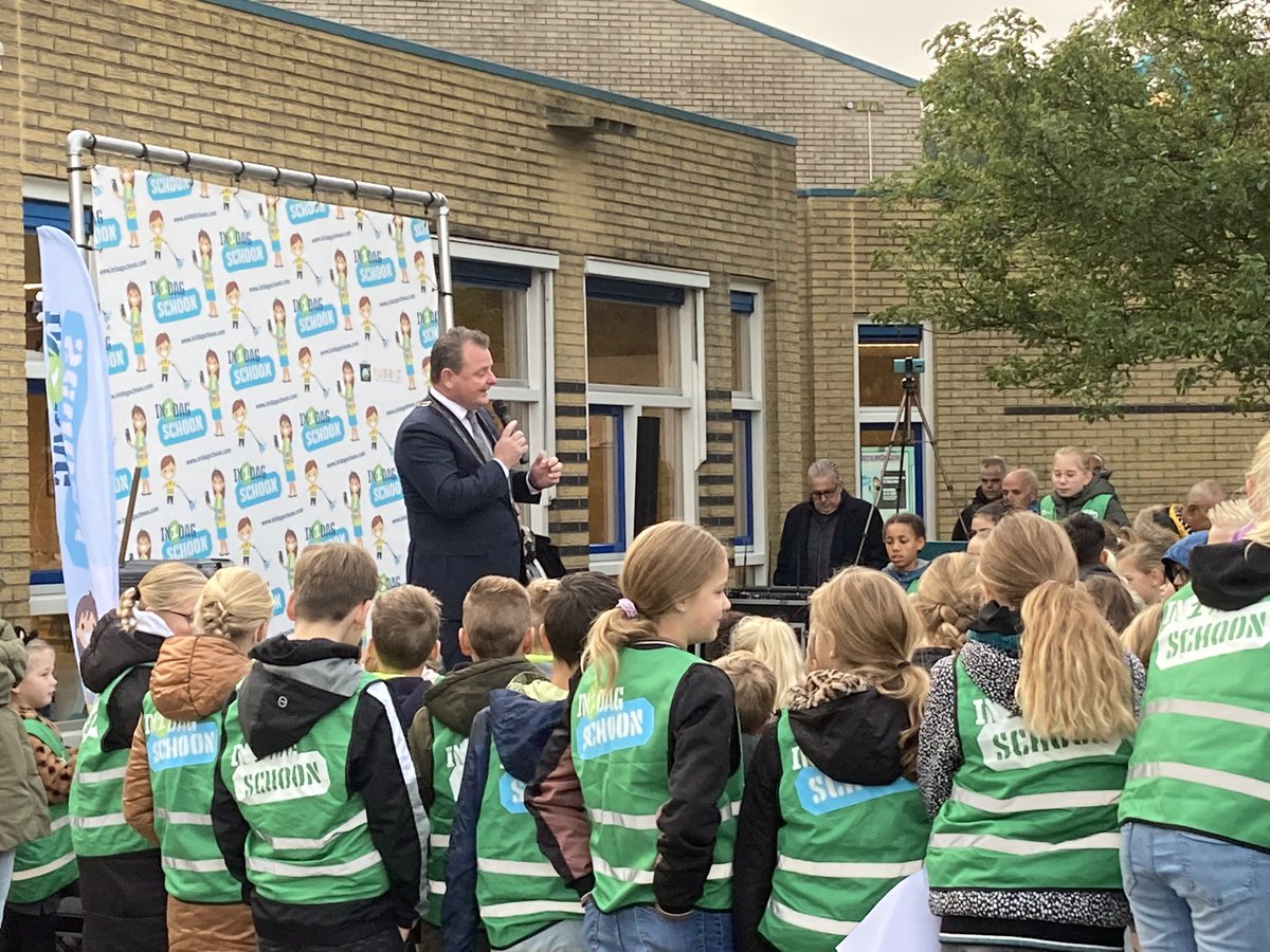 We zijn gestart! #coevordenin1dagschoon met meer dan 1000 leerlingen en vele vrijwilligers ruimen we het afval op. En hou het schoon! #coevordenverbindt #duurzaamheid