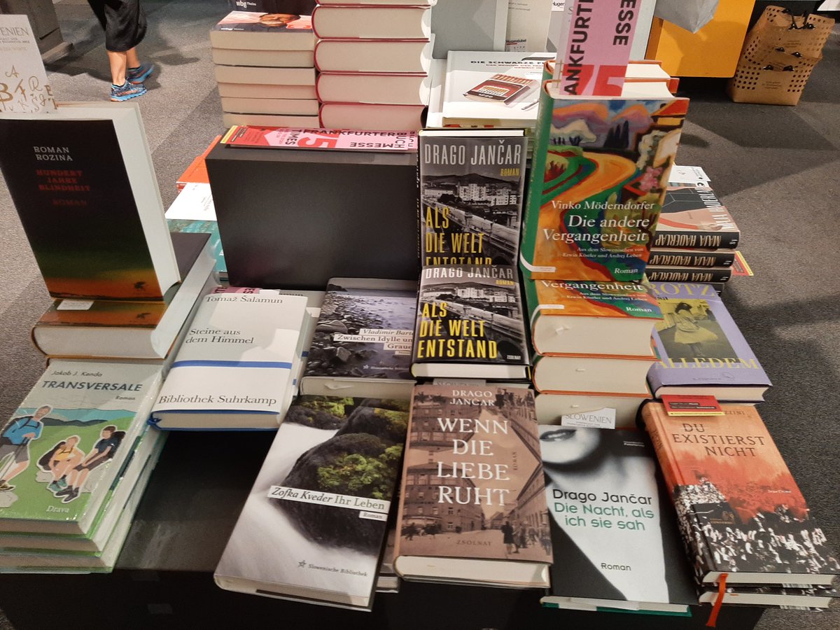 #FrankfurtBookFair Ob včerajšnjem škandaloznem levičarskem govoru @SlavojTweezek v Frankfurtu sem se spomnil na knjige slovenskih avtorjev, ki sem jih fotografiral prejšnji vikend v eni največjih knjigarn v Frankfurtu. Še dobro, da nemški knjigotržci posebej izpostavljajo dela