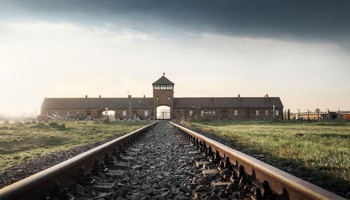 Vanguard_WW2's tweet photo. 18 October 1943. Following the roundup of Jews from the Rome Ghetto two days earlier, a train departs with 1,023 men, women and children loaded into cattle wagons. Arriving at Auschwitz 5 days later, most will be immediatley gassed after selection. https://t.co/8OJuOilAQ2