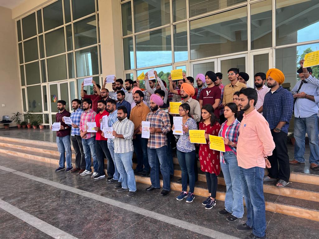 PawanKumar2813's tweet photo. @PargatSOfficial @BhagwantMann @harjotbains @INCPunjab @SukhpalKhaira @RajaBrar_INC @Partap_Sbajwa @sherryontopp @CHARANJITCHANNI @Sukhjinder_INC @brinderdhillon @IYCPunjab ਧੰਨਵਾਦ ਸਰ #khetademaster  ਟੀਮ ਵੱਲੋਂ, ਸਾਨੂੰ ਯਕੀਨ ਹੈ  ਤੁਹਾਡੀ ਪਾਰਟੀ ਪੂਰਾ ਸਪੋਰਟ ਕਰੇਗੀ ਇਸ ਮੁੱਦੇ ਤੇ  ਅਤੇ ਜਿਹੜੇ ਵੀ ਮਾਨਯੋਗ ਲੀਡਰ INC ਪੰਜਾਬ ਵੱਲੋਂ ਜਾਣ ਗਏ 1 ਨਵੰਬਰ ਨੂੰ ਉਹ ਸੁਨਿਸ਼ਚਿਤ ਕਰਨ ਗਏ ਕੀ ਬੇਰੁਜ਼ਗਾਰ ਖੇਤੀਬਾੜੀ ਵਿਦਿਆਰਥੀ ਵੀ ਡਿਬੇਟ ਦਾ ਹਿੱਸਾ ਬਣਨ ਤਾਂ ਜੋ CM ਜੀ ਗੌਰ ਕਰਨ। #stopdelayingagripolicy https://t.co/rRYFFOpQtG