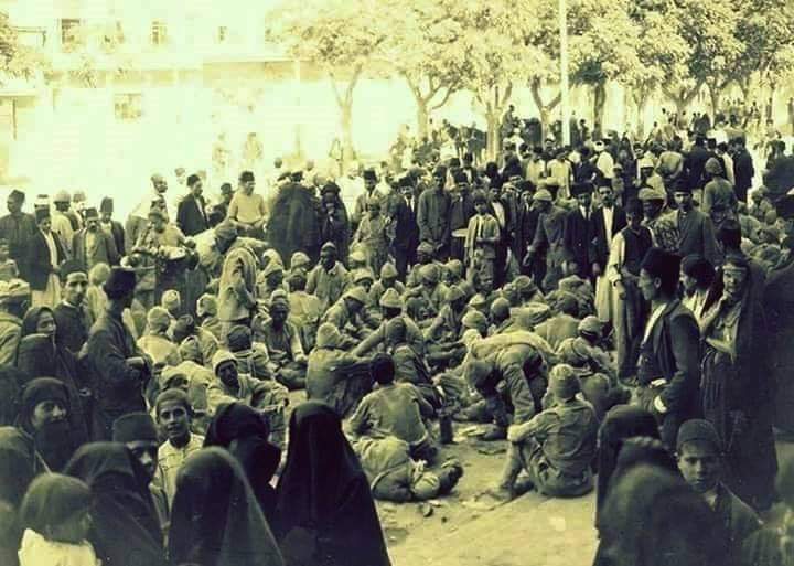 1 asır önce Filistin'de Türk askerleri esir edilirken, SÖZDE Arap din kardeşleri böyle seyrediyordu. 

Bakın utanmazlara bakın nasıl keyifle, nasıl kasılarak, gülümseyerek seyrediyorlar şanlı şerefli merhametli kahraman dedelerimizi. 

Sanki gösteri yapılıyor. Lozan'da