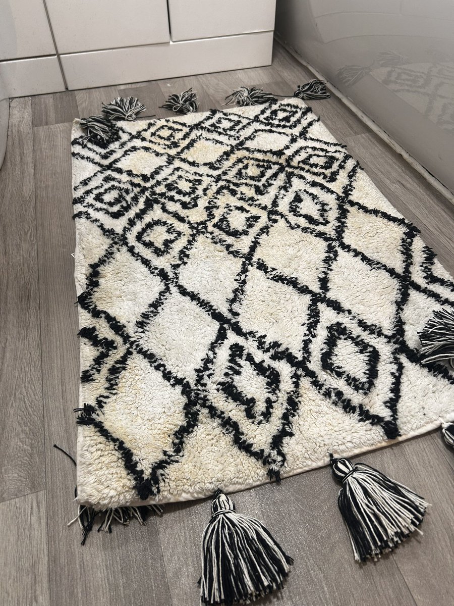 Jax29_'s tweet photo. @marksandspencer why has my bathmat turned yellow after Josh a few days of using it? 🤔 (I promise we’re not dirty people) https://t.co/1PKO5UcICA