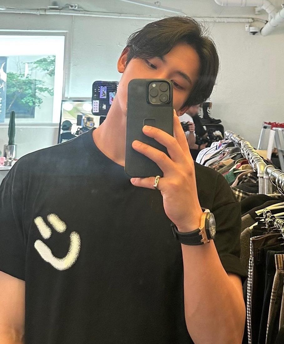 it’s me ⠀ ⠀ ⠀ ⠀ ⠀ ⠀and ⠀ ⠀ ⠀my lipgloss remover.