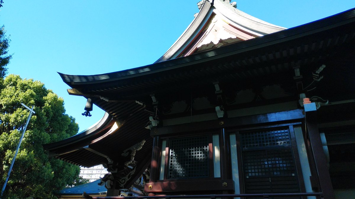 こちらは”新宿区”の諏訪神社☆ 建御名方神の力強さにあやかろうとした武将が増えた結果、あちこちに諏訪を冠した神社が作られたんですよね～ ち・な・み・に…境内の階段に座（すわ）っちゃダメだぞ☆彡