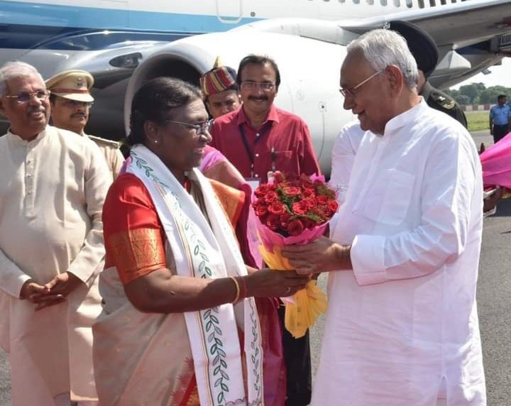 prajadhikarnews's tweet photo. #बिहार के #मुख्यमंत्री @NitishKumar जी ने #पटना #एयरपोर्ट पर #माननीय #राष्ट्रपति श्रीमती @Dropadi_murmu0 जी का #स्वागत किया।

@rashtrapatibhvn @officecmbihar https://t.co/BGjv3W8dIF