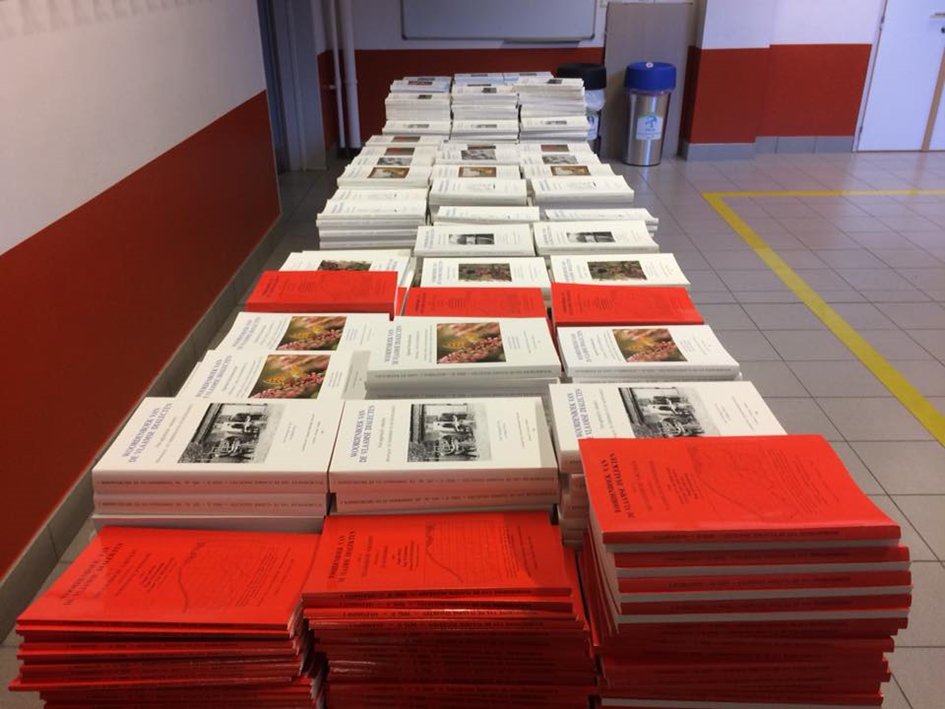 Door een tekort aan opslagruimte stellen we een groot aantal afleveringen van het Woordenboek van de Vlaamse Dialecten GRATIS ter beschikking. Wilt u graag één of meer afleveringen komen ophalen in Gent, stuur dan een mailtje naar wvd@ugent.be.

Graag zoveel mogelijk delen!