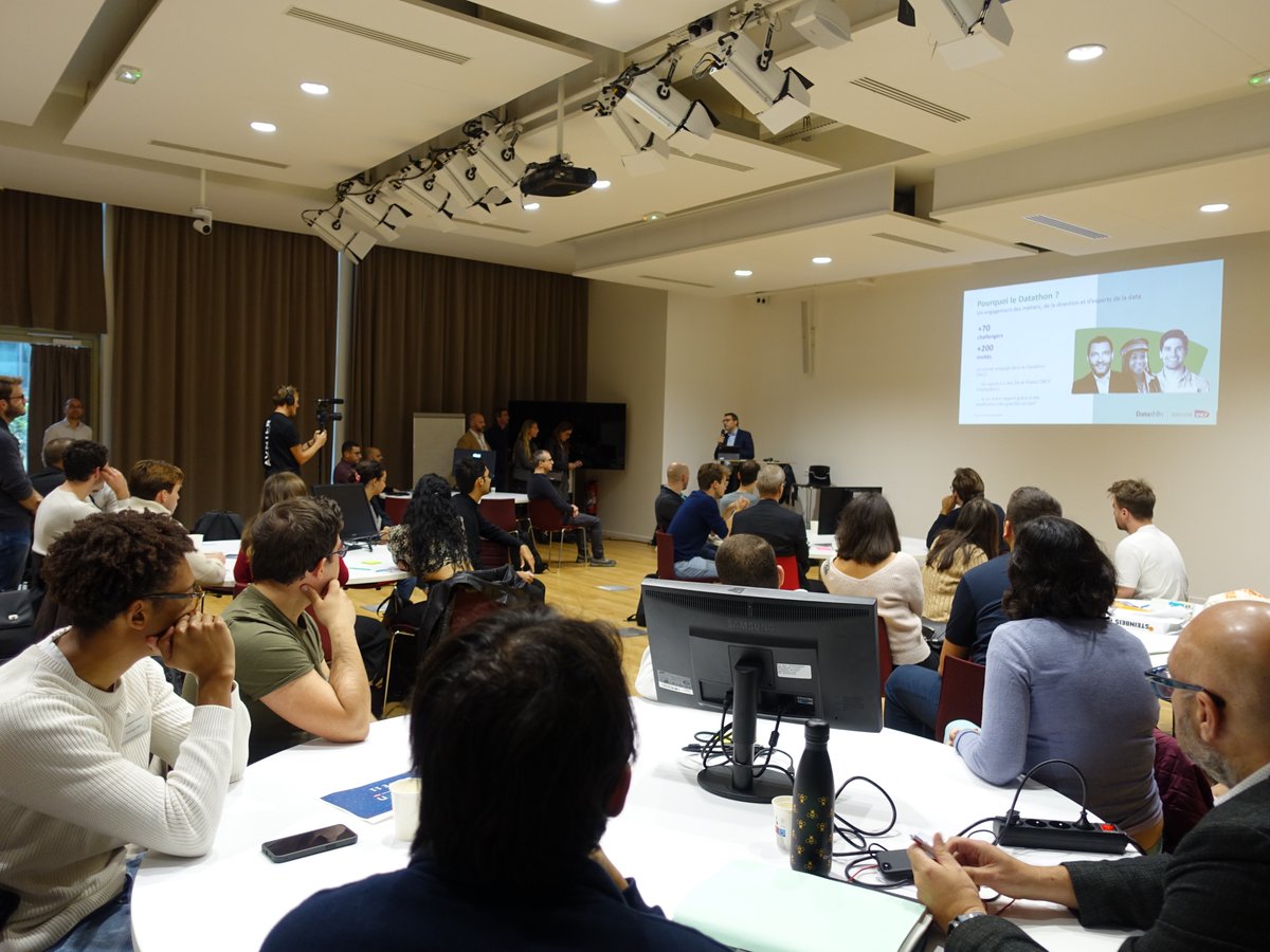 SNCFNumerique's tweet photo. Coup d'envoi du Datathon @GroupeSNCF ! 12 équipes sont réunies pour craquer l'un des 6 défis #data répondant aux enjeux du Groupe, entre #multimodalite et #impactcarbone.
Un travail d'équipe avec les étudiants en master data ingénieur de l'école @ESILVparis. https://t.co/Q3gJodrv3d