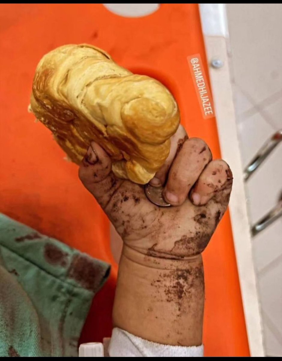 Savaşın dahi bir üslubu, bir hukuku vardır. Bu bir savaş değil soykırımdır. Hangi sebep şu görüntüyü haklı kılabilir? Allah belanızı versin. #Netanyahu_A_criminal_of_war