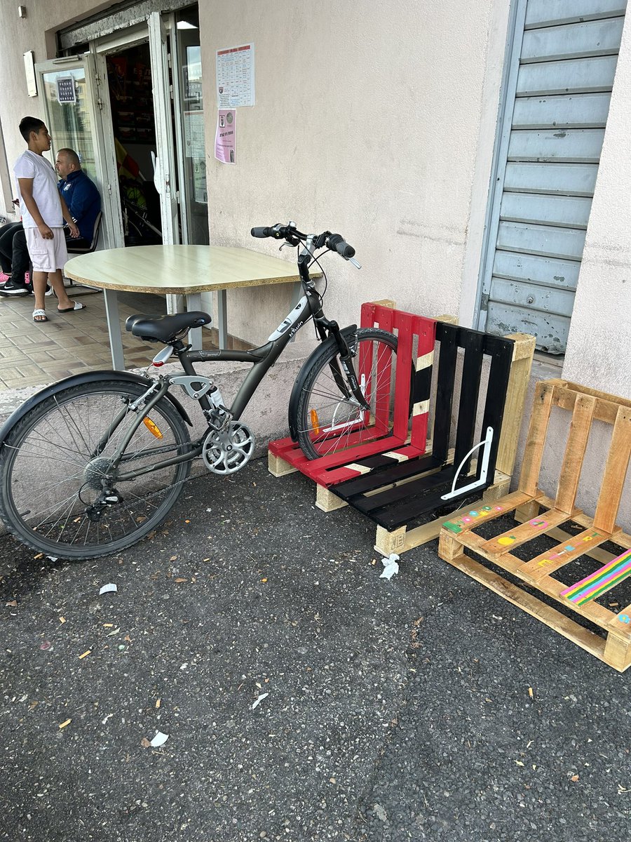 Nouvelle journée d’#écoconstruction hier au bénéfice de l’@trinite69008 dans le 8e arrondissement de @villedelyon 🔨🪵💚

Les 7️⃣0️⃣0️⃣ licenciés du club disposent maintenant de racks à vélo et trottinette favorisant ainsi la mobilité douce 😌🚲

#TousEcoSupporters