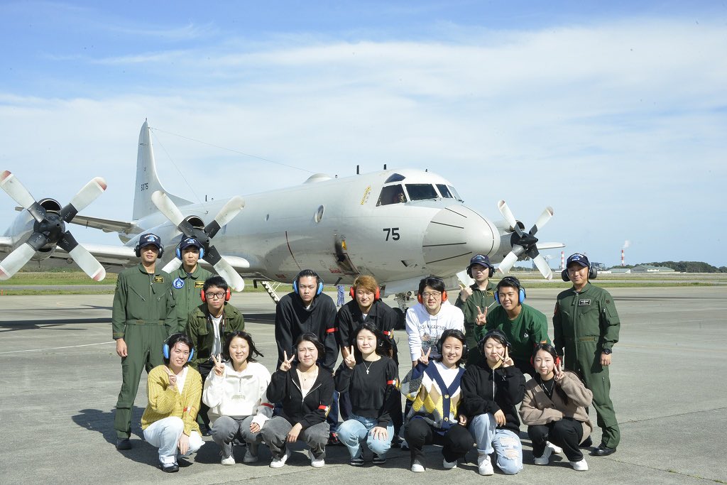 aomori_PCO's tweet image. ✈️ワクワクの体験搭乗✨
海上自衛隊八戸航空基地のP-3C対潜哨戒機⚓️の体験搭乗が行われました🤩
当日は晴天の秋晴れの中を十和田湖方面のフライトで✈️初めて飛行機に乗った学生の方は大変喜んでいました😊
#体験 #搭乗 #p3c #八戸航空基地 #海上自衛隊 #青森 #大空 #航空学生