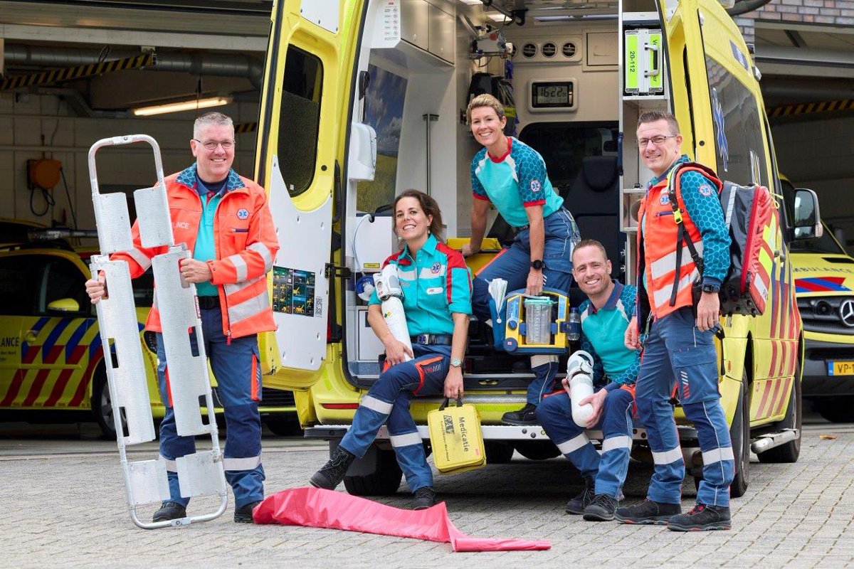 RAVBrabantMWN's tweet photo. Modern, fris en sportief, zo ziet het nieuwe uniform van ons ambulancepersoneel eruit! Vanaf vandaag zijn we op straat en op de meldkamer herkenbaar aan de nieuwe blauwe kleding met rode en fluorescerende accenten. 🎉🎉 https://t.co/N0EM1arHOf https://t.co/Hg4aSDf9bN