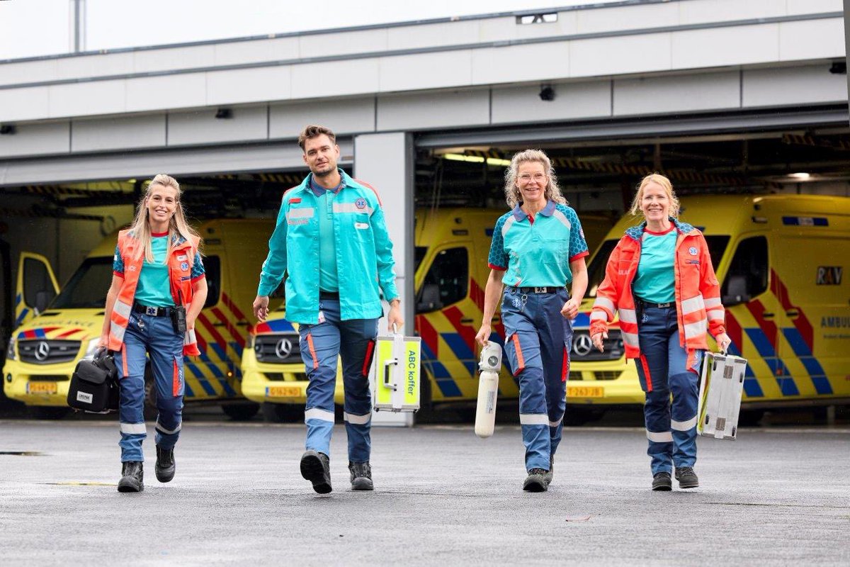 RAVBrabantMWN's tweet photo. Modern, fris en sportief, zo ziet het nieuwe uniform van ons ambulancepersoneel eruit! Vanaf vandaag zijn we op straat en op de meldkamer herkenbaar aan de nieuwe blauwe kleding met rode en fluorescerende accenten. 🎉🎉 https://t.co/N0EM1arHOf https://t.co/Hg4aSDf9bN