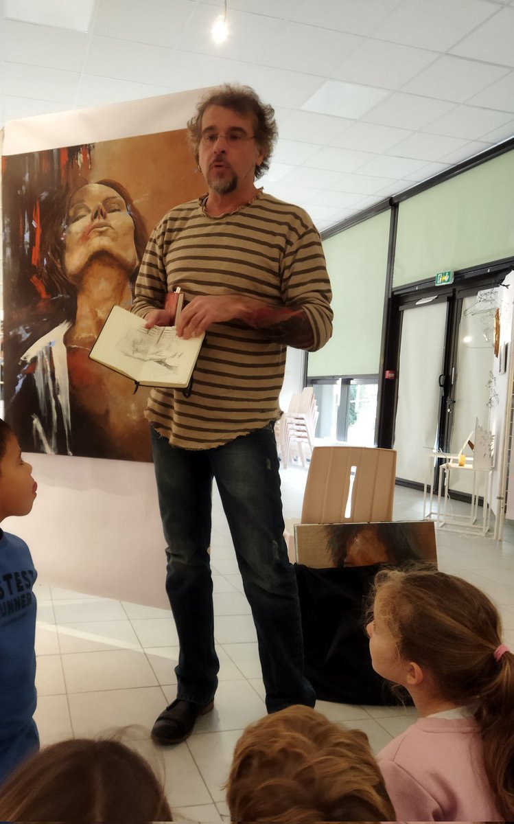 CE1V_Hugo's tweet photo. Nous sommes allés au salon de peinture et de sculpture de la ville. Nous avons vu différentes œuvres : de la mosaïque, de la peinture, de la sculpture en fil de fer, de la sculpture en papier .
Nous avons rencontré le peintre  Cobudcy qui nous a expliqué sa démarche. https://t.co/jhNHrLzZaj