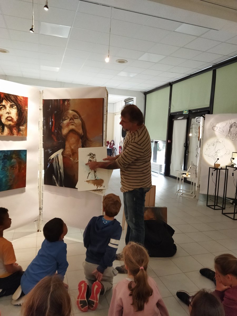CE1V_Hugo's tweet photo. Nous sommes allés au salon de peinture et de sculpture de la ville. Nous avons vu différentes œuvres : de la mosaïque, de la peinture, de la sculpture en fil de fer, de la sculpture en papier .
Nous avons rencontré le peintre  Cobudcy qui nous a expliqué sa démarche. https://t.co/jhNHrLzZaj