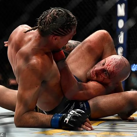 PeopleForgetMan's tweet photo. Is Alexander Volkanovski the toughest fighter to submit in the UFC?? https://t.co/x7XmL4i2X6