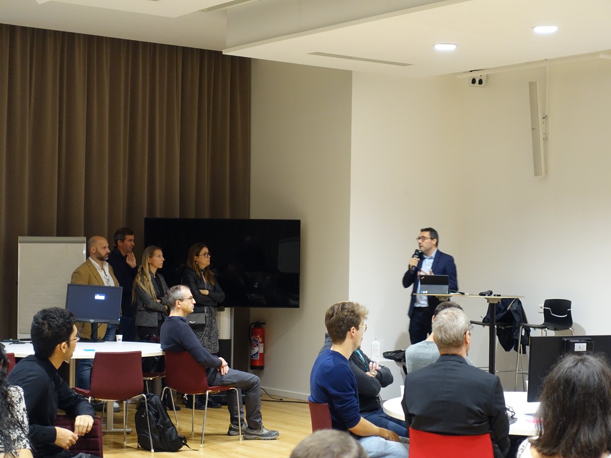 SNCFNumerique's tweet image. Le @GroupeSNCF c&apos;est : 
🔵8 #chiefdataofficers,
🔵100 téraoctets de données, 
🔵Des centaines de projets/expérimentations,
🔵Plus de 2M de requêtes #API par mois.

@JUL_NI, Directeur Numérique Groupe était présent pour l&apos;ouverture du Datathon : le rdv #data SNCF de la rentrée.