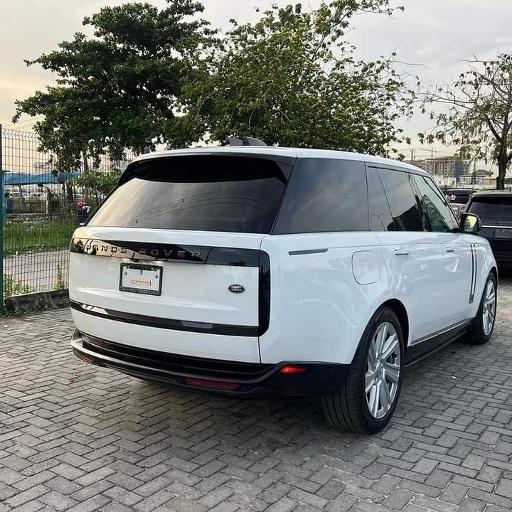 Can you imagine getting this 2023 Range Rover Vogue P400 for installment payment 🎁🎁

Yes, you can spread payments for 6-24 months and you get to drive this baby within 72hours

Oya, oya. Let's talk in the dm

Dem no dey chop Ogbono soup in front of fan

#lekki
#lekkihomes