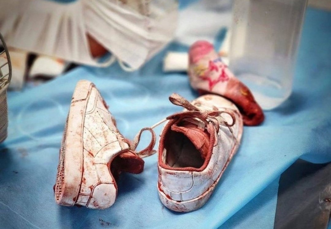 Namazda vurdular,Yemekte vurdular, Hastanede vurdular,orayı boşaltın buraya geçin dediler gittikleri yolda vurdular,uyurken vurdular uyanıkken vurdular çocukları vurdular anneleri vurdular. Allah belanızı versin sizin