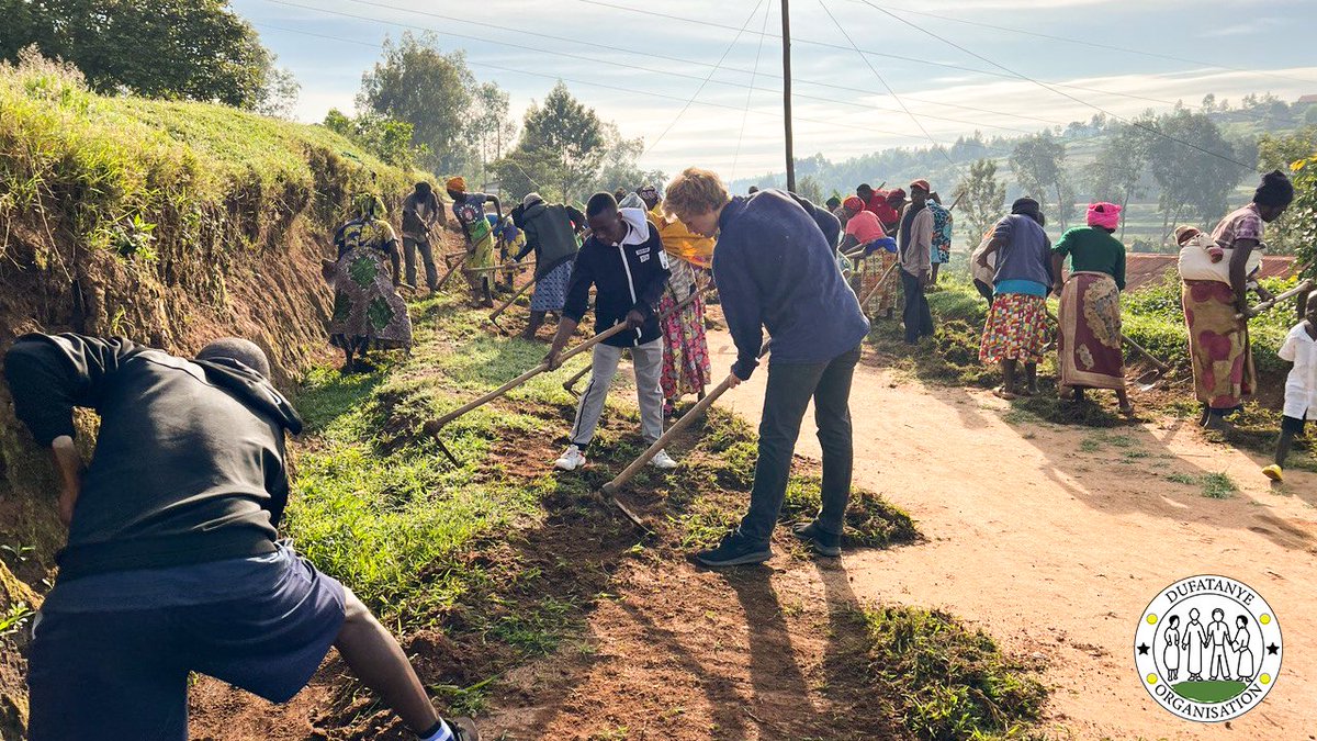 Rise and shine, it's Community Work Morning at Dufatanye! We're restoring infrastructure, rain or shine, thanks to our amazing team of workers, volunteers, and partners. Together, we make a big impact.  #CommunityWork #DufatanyeStrong @NyanzaDistrict @RoyalNyanza @UNDP