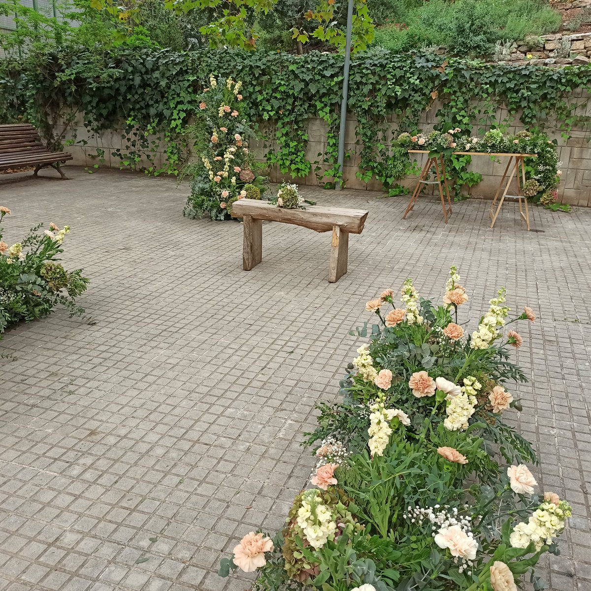 CIFO Santa Coloma (@cifosantacoloma) on Twitter photo Els #alumnes del curs d'Art #Floral preparen i decoren amb flors l'escenari d'una #boda
Informa't dels propers #cursos: 934665830 o cifo_santacoloma.soc@gencat.cat
#floristeria #flors #formacio #treball #santacoloma #barcelona Els #alumnes del curs d'Art #Floral preparen i decoren amb flors l'escenari d'una #boda
Informa't dels propers #cursos: 934665830 o cifo_santacoloma.soc@gencat.cat
#floristeria #flors #formacio #treball #santacoloma #barcelona