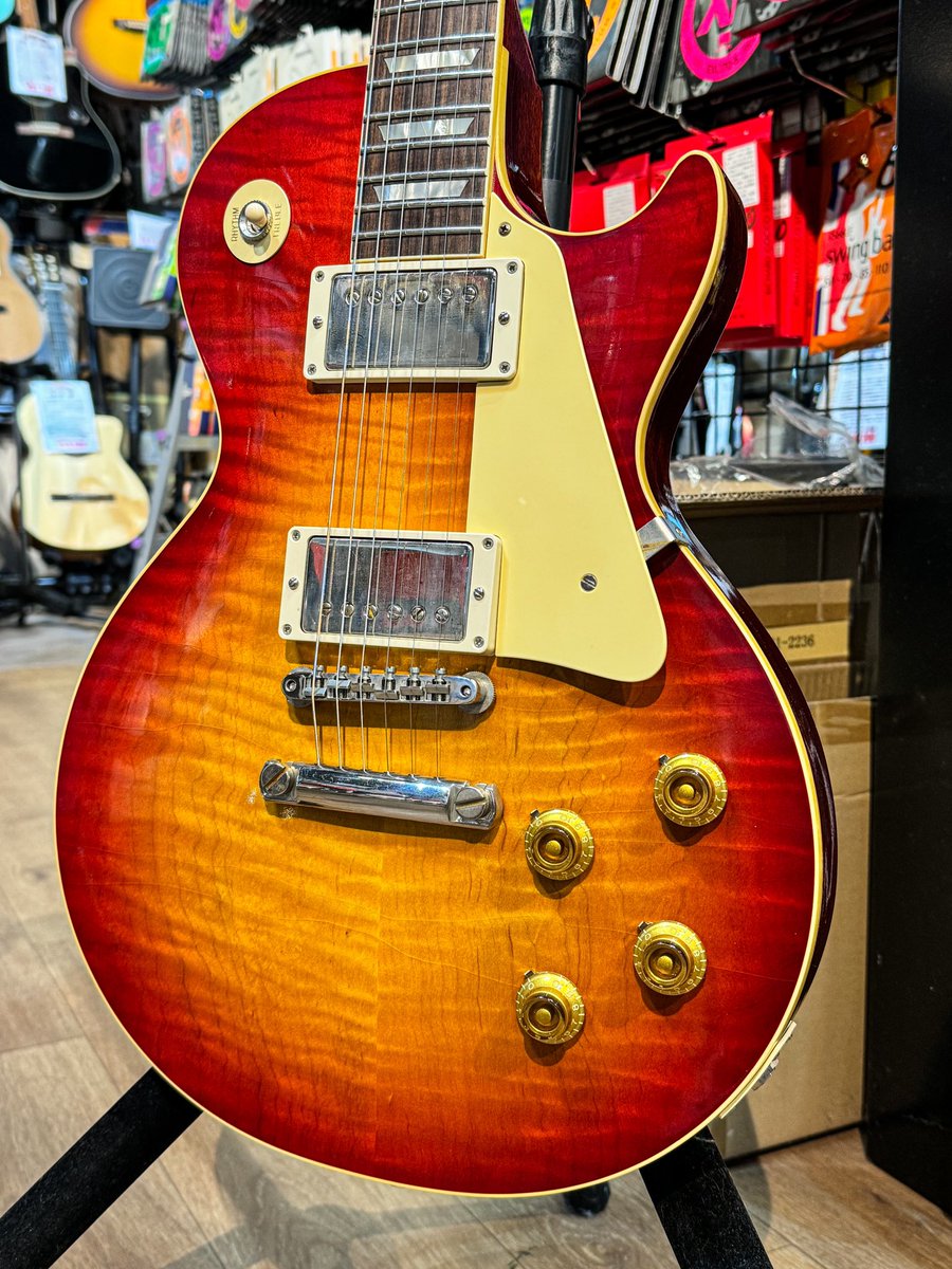 素晴らしく良いです🎸
一度弾いてみてください、試奏大歓迎です‼️

Gibson Custom Shop 
Murphy Lab 1959 Les Paul Standard Ultra Light Aged 
Washed Cherry
