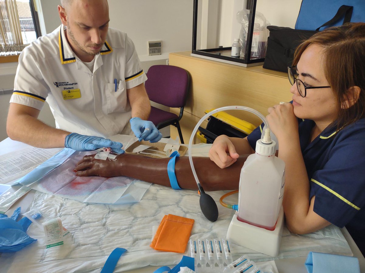 We welcomed our third year students into SERII yesterday for their Cannulation and Venepuncture training. 

This was the first clinical skills session to take place in SERII so another exciting moment for education at SaTH 🌟🌟
