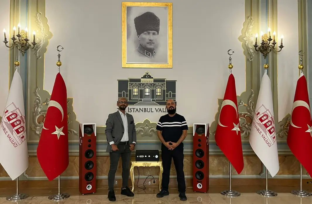 ercanayker's tweet photo. İstanbul Valimiz Sn. Davut GÜL’e @gul_davut Türkiye Yüzyılı’na Özel Olarak Ürettiğimiz, Yüksek Teknoloji Hamlesi, @uferphile Salon Ses Sistemimizi Takdim Ettik. Ziyaretimiz ve Öncesi Sürecindeki Tüm değerli İlgisi, destekleri ve Misafirperverliği İçin Teşekkürü Borç Bilirim 🙏🏻  @tcbestepe @TCSanayi  @mfatihkacir  @tciletisim @TC_istanbul