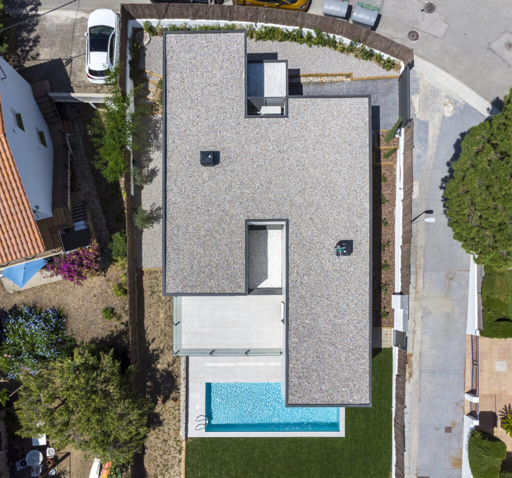 Casa Llançà de <a href="/Hormipresa/">Hormipresa</a> 
🏠Un diseño diáfano con una planta baja abierta y dos prismas mirador en la primera planta, todo unido por un nucleo lleno de luz y vistas envidiables al mar gracias a la carpintería de aluminio y perfiles minimalistas de K·LINE