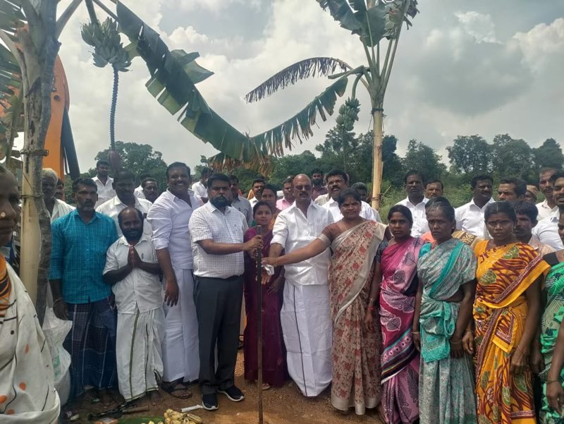 DrSenthil_MDRD's tweet photo. தருமபுரி நாடாளுமன்ற தொகுதி உட்பட்ட
அரூர் சட்டமன்ற தொகுதி #சித்தேரி ஊராட்சி மலை
கிராமத்திற்கு புதிய தார்சாலை அமைக்கும் பணியினை கோவிந்தன் கடை பகுதியில் தொடங்கி வைத்த நிகழ்வில் மேற்கு மா.செயலாளர் பழனியப்பன் ஒ.செயலாளர் முத்துகுமார் மாநில வர்த்தாக அணி து.செயலாளர் அ.சத்தியமூர்த்தி https://t.co/TOkNFvySR2