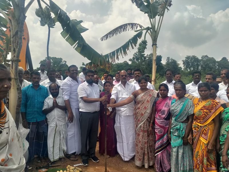DrSenthil_MDRD's tweet photo. தருமபுரி நாடாளுமன்ற தொகுதி உட்பட்ட
அரூர் சட்டமன்ற தொகுதி #சித்தேரி ஊராட்சி மலை
கிராமத்திற்கு புதிய தார்சாலை அமைக்கும் பணியினை கோவிந்தன் கடை பகுதியில் தொடங்கி வைத்த நிகழ்வில் மேற்கு மா.செயலாளர் பழனியப்பன் ஒ.செயலாளர் முத்துகுமார் மாநில வர்த்தாக அணி து.செயலாளர் அ.சத்தியமூர்த்தி https://t.co/TOkNFvySR2