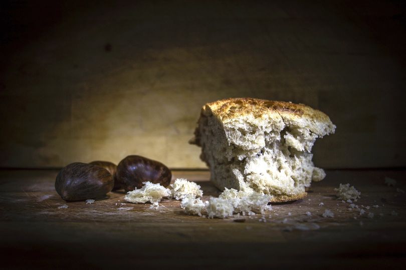 FunciCulture's tweet photo. ETIMOLOGÍAS🗣️
«Zoquete» originalmente significa 'trozo de pan', 'mendrugo', o 'trozo de madera desechado e inservible'. Aunque la #RAE dice que procede del celta, Joan Corominas piensa que viene del #árabe "suqāt" (سقاط), que significa 'cosas que caen', 'despojos'. https://t.co/FvyvmTL0AP