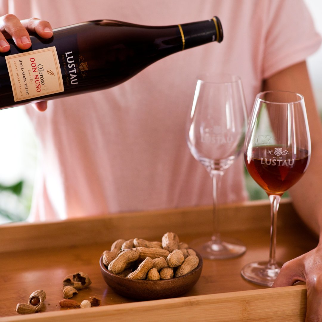 ✨As the weather turns, so do our palates, and we tend to reach for a warming glass of Sherry. The Lustau Oloroso Don Nuño Dry Solera Familiar is just the ticket - dark bronze colour with golden rim. Pungent nutty aromas with a smoky wood background #bodegaslustau