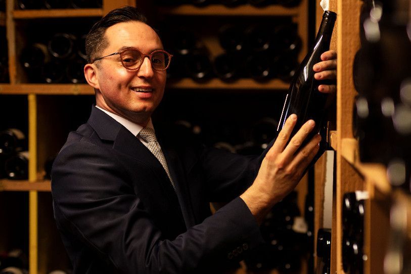 COENA20's tweet photo. Le sommelier accompagne les clients dans une expérience culinaire. Le meilleur sommelier de Suisse à l’œuvre au Noirmont. https://t.co/k9Jj6ij0op https://t.co/PmqHb55eaG