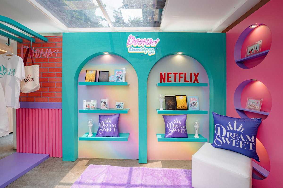 NetflixID's tweet photo. 💁🏻‍♀️ Jam operasional Doona! Pop-up Cafe: 
Kamis, 19 Okt: 10.00 - 22.00 
Jumat, 20 Okt: 10.00 - 22.00 
Sabtu, 21 Okt: 14.00 - 22.00 
Minggu, 22 Okt: 10.00 - 22.00 https://t.co/1BkWUmYwhQ
