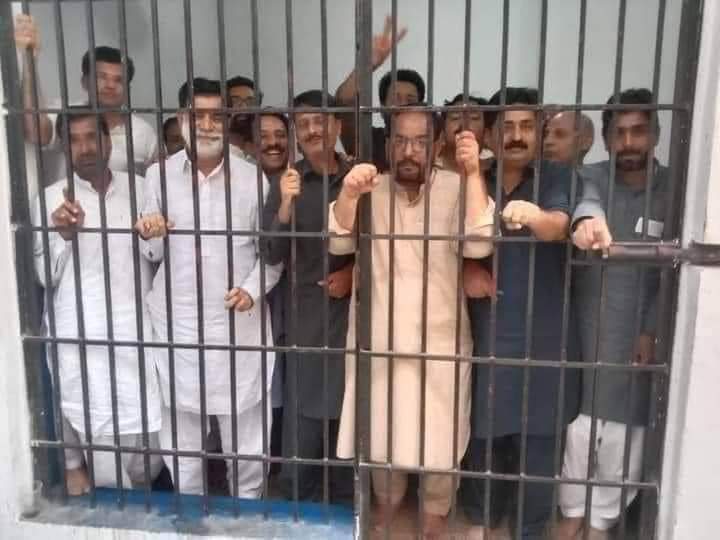 AGEGA_'s tweet photo. اگر یہ کسی اپنے جرم میں ہیں تو لا پرواہ ہو جایئں اگر خہ ہمارے حق اور ہمارے بچوں کے لئے پابند سلاسل ہیں تو اج 8 بجے ہمارے ٹرینڈ میں ہر ملازم ضرور حصہ لے ان کے لئے اواز اتھایئں کسی کی طرف نہ دیکھیں خود اواز بنیں اور اپنئ طاقت منوایں
اللہ ہمارا حامی و ناصر ہو۔
پلیز ریٹویٹ 
اینڈ فالو https://t.co/SUZUyfxEKJ