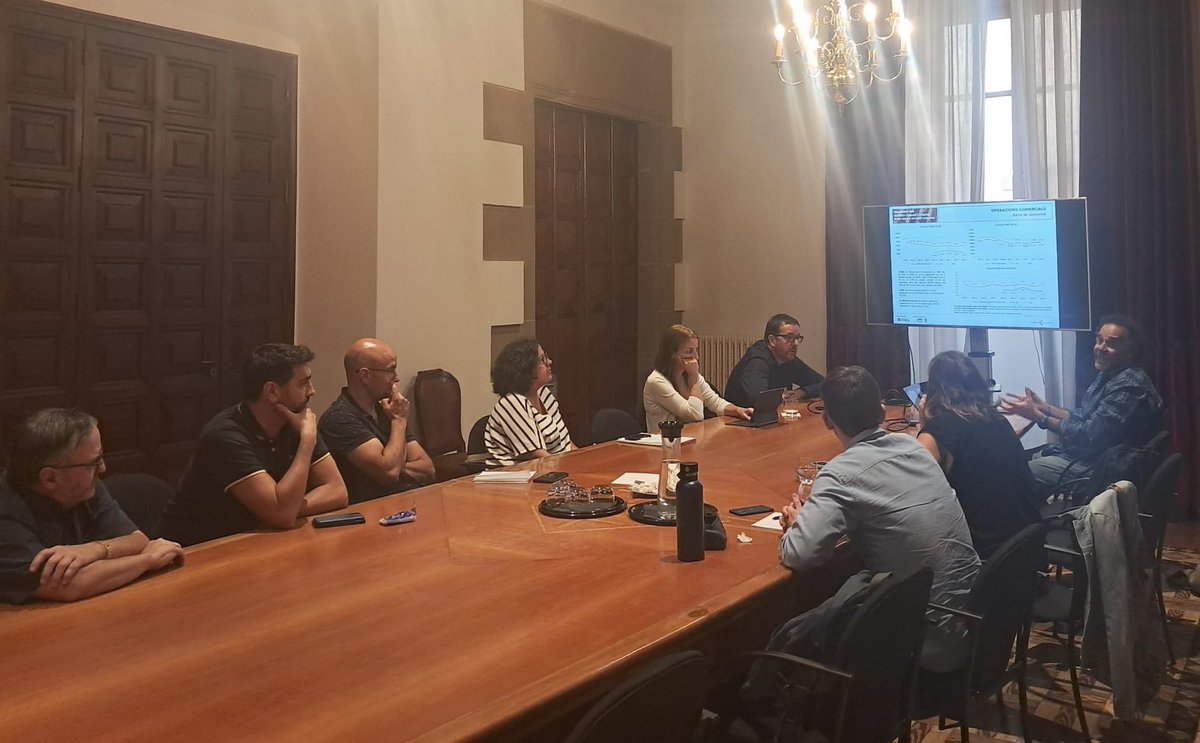 Presentant l’informe 2023 de l’Observatori dels Centres Urbans de Catalunya de la fundacio <a href="/ComerCiutada/">Comerç Ciutadà</a> #Vic, del debat sobre les dades sempre s’apren, s’hi evoca la experiencia, el coneixement del context i rles eflexions personals. En cada presentacio aprenem i aprenem