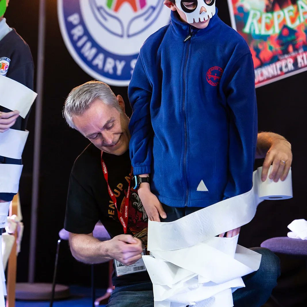 mrdillypresents's tweet photo. Some great photos from yesterday's Mr Dilly Meets LIVE #ReadScreamRepeat event @WestHillSW18 with @FarshoreBooks &amp; the fab @JenniferKillick @BooksandChokers @DanSmithAuthor #kirstyapplebaum.

Huge thanks to photographer extraordinaire @AhPix 👏

#kidlit #spookymonth #edutwitter https://t.co/PXUKRzfDiC