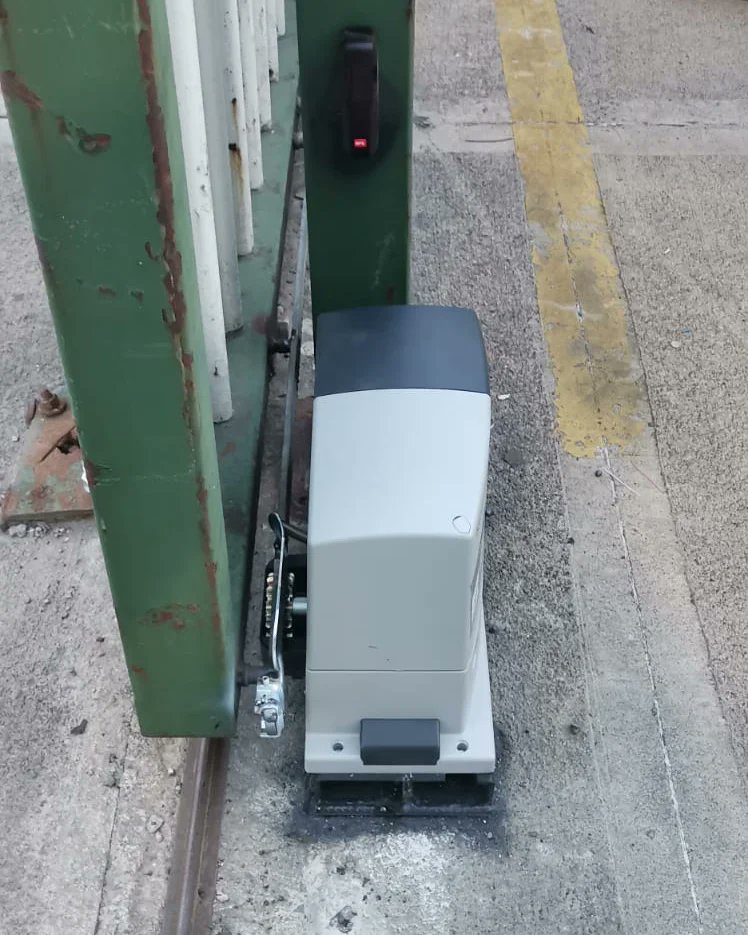 prodooroks's tweet photo. OMSAN lojistik iki adet yanakayar motoru montajimiz / GEBZE 
#prodoorotomatikkapisistemleri
#proDoor #prodooroks
#otomatikkapisistemleri
#endüstriyelkapılar
#garajkapıları #kepenk
#bariyersistemleri
#fotosellikapılar #bahçekapısımotorları
#yangınkapıları
https://t.co/kdQBfhvAur https://t.co/8AGFqFpyIZ