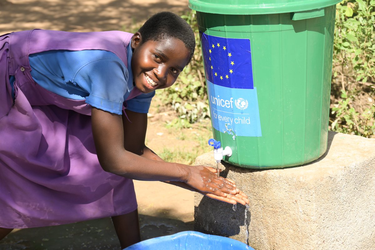 📸 15-year-old Thewile Linkson washing her hands at Jombo Primary School in Chikwawa district. Handwashing is everyone’s responsibility.
<a href="/EUinMalawi/">EU in Malawi 🇪🇺</a> , <a href="/EU_Commission/">European Commission</a>