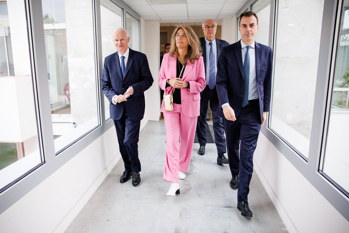 Notaires_CSN's tweet photo. A l’occasion des 40 ans de l’Association pour le Développement du Service Notarial, Sophie @SabotBarcet @Presidente_CSN et l’ensemble du bureau du #CSN sont à Venelles et échangent avec les équipes qui œuvrent au quotidien pour développer l’usine digitale du #notariat. #ADSN https://t.co/aOlzRChuR0