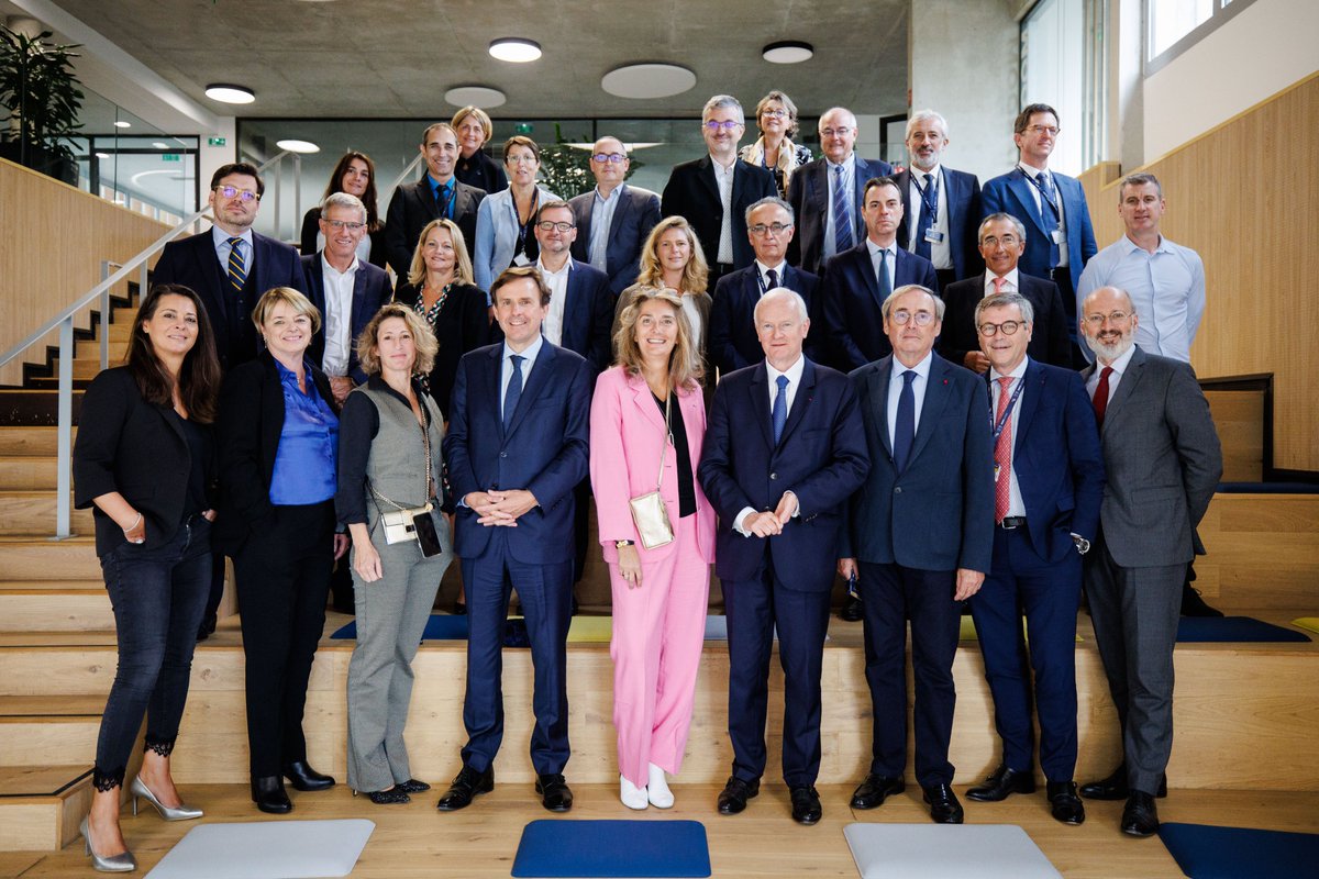 Notaires_CSN's tweet photo. A l’occasion des 40 ans de l’Association pour le Développement du Service Notarial, Sophie @SabotBarcet @Presidente_CSN et l’ensemble du bureau du #CSN sont à Venelles et échangent avec les équipes qui œuvrent au quotidien pour développer l’usine digitale du #notariat. #ADSN https://t.co/aOlzRChuR0