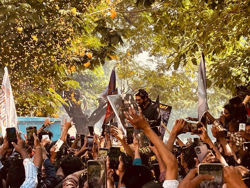 TrendsAlluArjun's tweet photo. తెలుగు సినిమా రారాజు 🦁👑

 Fans grand welcome to GOD @alluarjun 🔥 https://t.co/D1bZREobDu