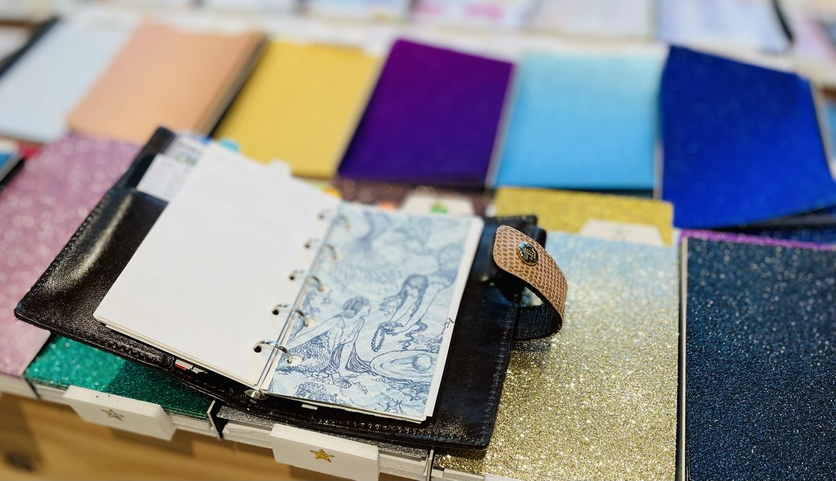 Ginza_Itoya's tweet photo. 〜23日まで開催中
#PaperHunter 便り💌
ミニ5穴の手帳をお使いの皆さま
#ペーパートリマー という優秀な
お道具をご存知ですか?
ペーパーハンターの紙からスイスイっと
ミニ5サイズを切り出せますよ♩
G.Itoya8階
#一家に一台
#大は小を兼ねる
#紙沼 https://t.co/JuMWvz5Cez