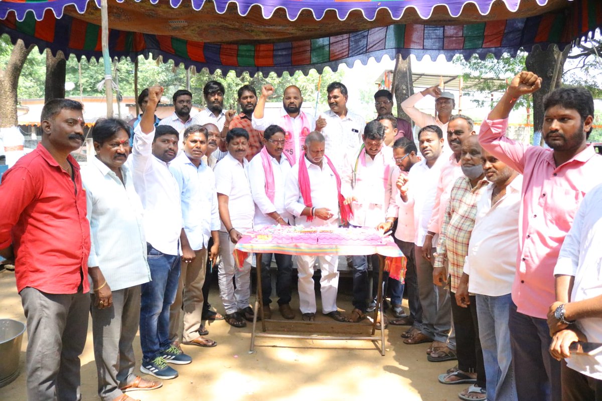 brspartychennur's tweet photo. చెన్నూరు ఎమ్మెల్యే బాల్క సుమన్ గారి జన్మదినాన్ని పురస్కరించుకొని రామకృష్ణాపూర్ పట్టణంలోని స్థానిక రాజీవ్ చౌక్ లో క్యాతనపల్లి మున్సిపాలిటీ బిఆర్ఎస్ పార్టీ ఆధ్వర్యంలో వేడుకలు ఘనంగా నిర్వహించారు. కేక్ కట్ చేసి స్వీట్లు పంచుకొని సంబరాలు జరుపుకున్నారు. https://t.co/qpq5NzQxMx
